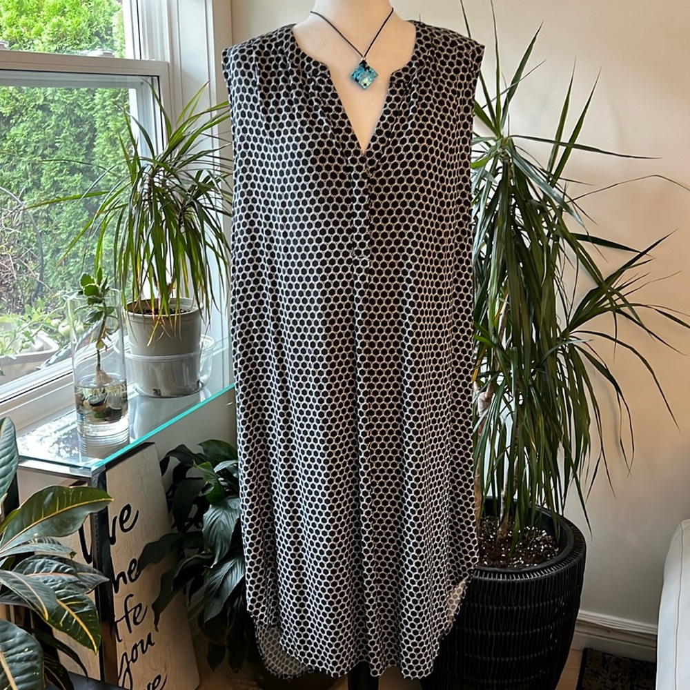 Violet b. Sleeveless Dress black and white high low super comfortable dress.
